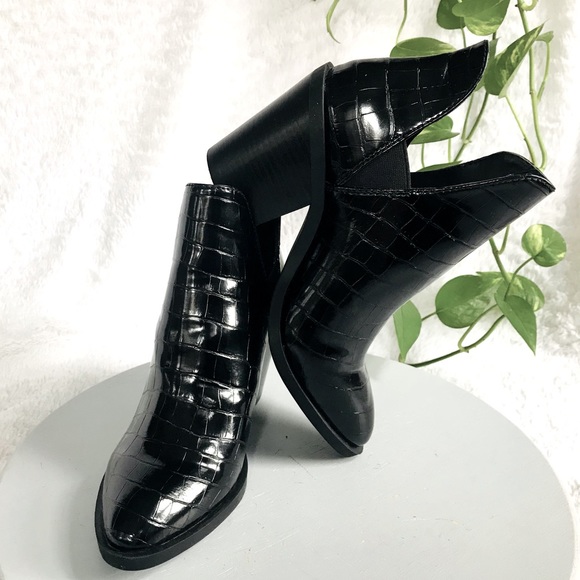 Steve Madden Shoes - Steve Madden crocodile embossed print booties